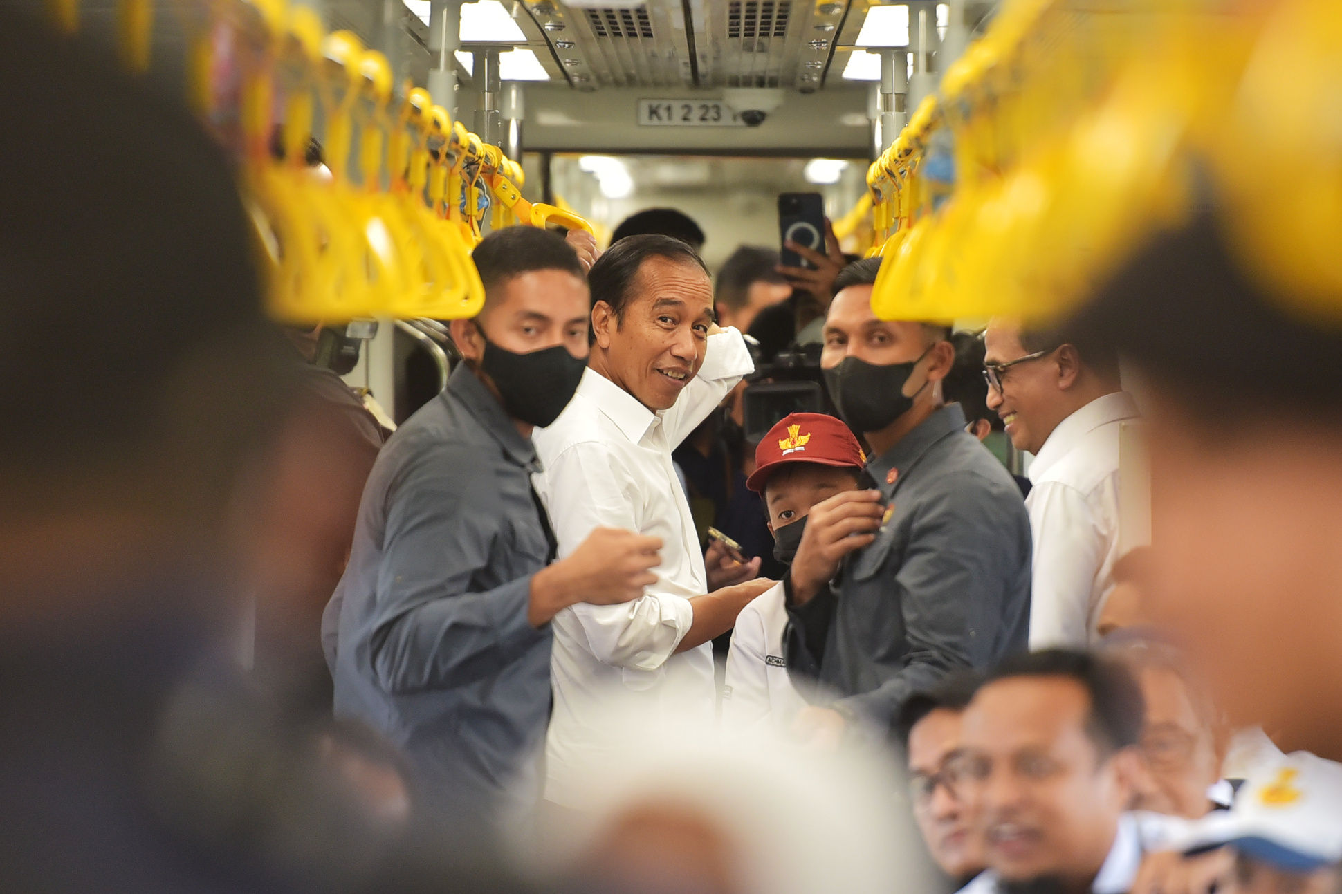 Presiden Jokowi bersama ibu Negara Irian Jokowi menjajal kereta trans Sulawesi usai peresmian (Foto : Humas Setkab)