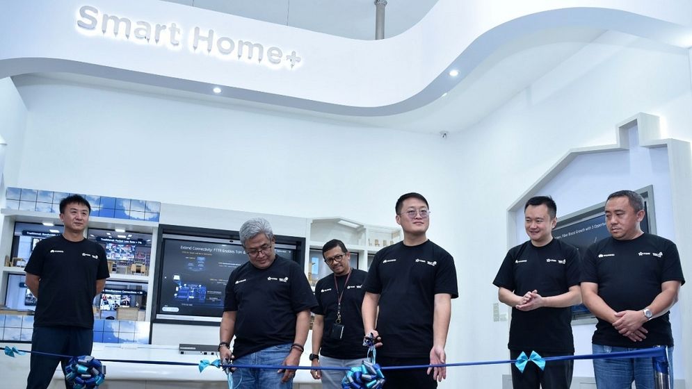 Peresmian Interplay Smart Home+ oleh Direktur Network and IT Solution Herlan Wijanarko   (kedua dari kiri), CNBG CEO Huawei Indonesia Steven Wang (ketiga dari kanan) disaksikan   Chairman of ITDRI Jemy V Confido (paling kanan) di kampus ITDRI