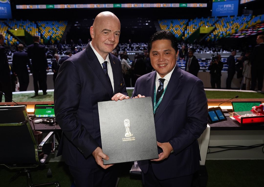 Ketua Umum PSSI, Erick Thohir (kanan) bersama Presiden FIFA, Gianni Infantino, pada pemilihan presiden FIFA 2023-2027 di Rwanda 16 Marret 2023