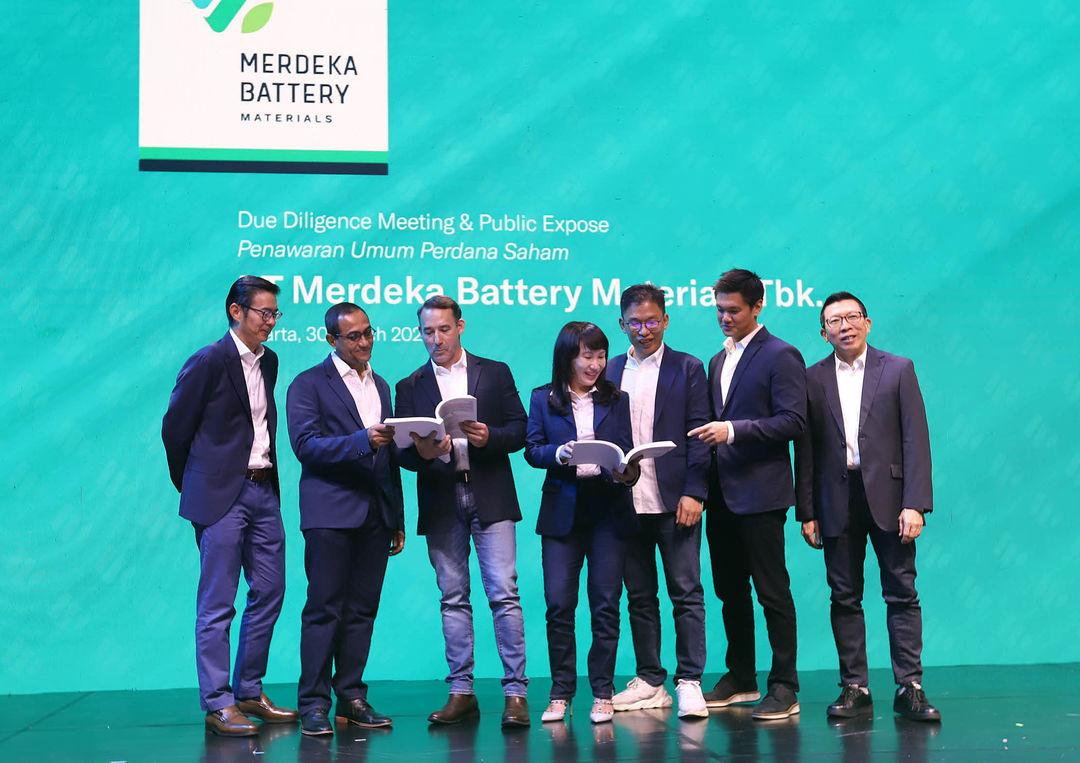 Presiden Direktur PT Merdeka Battery Materials Tbk (MBMA) Devin Ridwan (ketiga kanan) didampingi Komisaris Michael W.P Soeryadjaya (kedua kanan), Komisaris Independen Hasan Fawzi (kedua kiri),  Wakil Presiden Direktur Jason Greive (ketiga kiri), Direktur Titien Supeno (tengah), Direktur PT Trimegah Sekuritas Indonesia Tbk David Agus (kanan), dan Presiden Direktur PT Indo Premier Sekuritas Moleonoto The (kiri) dalam Paparan Publik (Public Expose) di Jakarta, Kamis 30 Maret 2023. Foto : Panji Asmoro/TrenAsia