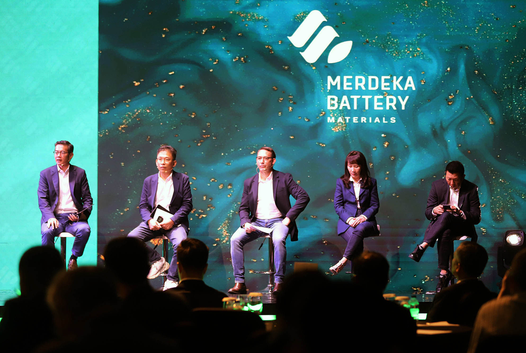 Presiden Direktur PT Merdeka Battery Materials Tbk (MBMA) Devin Ridwan(kedua kiri) Wakil Presiden Direktur Jason Greive (tengah), Direktur Titien Supeno (kedua kanan), Direktur PT Trimegah Sekuritas Indonesia Tbk David Agus (kanan), dan Presiden Direktur PT Indo Premier Sekuritas Moleonoto The (kiri) dalam Paparan Publik (Public Expose) di Jakarta, Kamis 30 Maret 2023. Foto : Panji Asmoro/TrenAsia