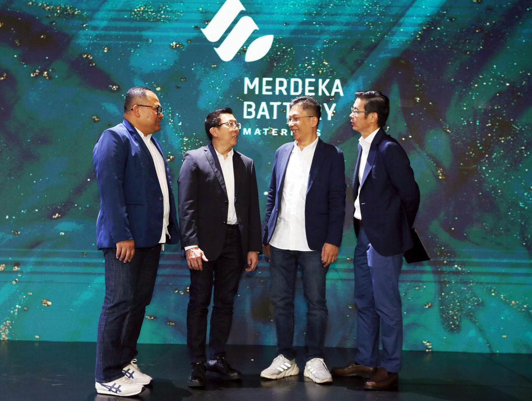 Presiden Direktur PT Merdeka Battery Materials Tbk (MBMA) Devin Ridwan (kedua kanan) berbincang bersama Presiden Direktur PT Indo Premier Sekuritas Moleonoto The (kanan), Direktur PT Trimegah Sekuritas Indonesia Tbk David Agus (kedua kiri), dan  Sekretaris Perusahaan PT Merdeka Battery Materials Tbk Deny Greviartana Wijaya (kiri) usai konferensi pers Paparan Publik di Jakarta, Kamis 30 Maret 2023. Foto Pnaji Asmoro/TrenAsia