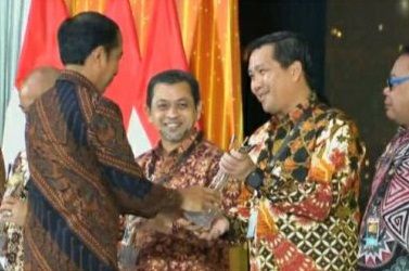 Wakil Gubernur Sulut Steven Kandouw saat menerima PPKM Awards dari Presiden Jokowi.