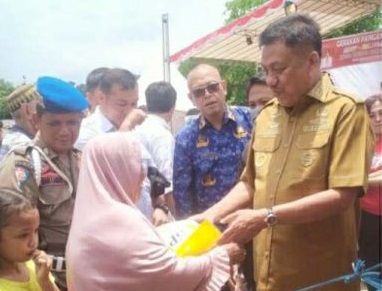 Gubernur Sulut Olly Dondokambey saat membagikan beras kepada warga.