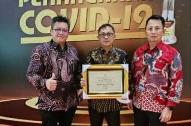Rektor Unsrat Berty Sompie (tengah) saat menerima penghargaan.