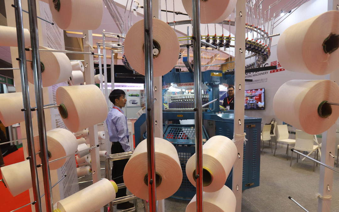 Pengunjung mengamati mesin produksi tekstil terkini pada pameran Indo Intertex-Inatex 2023 di Jakarta International Expo Kemayoran. Foto : Panji Asmoro/TrenAsia