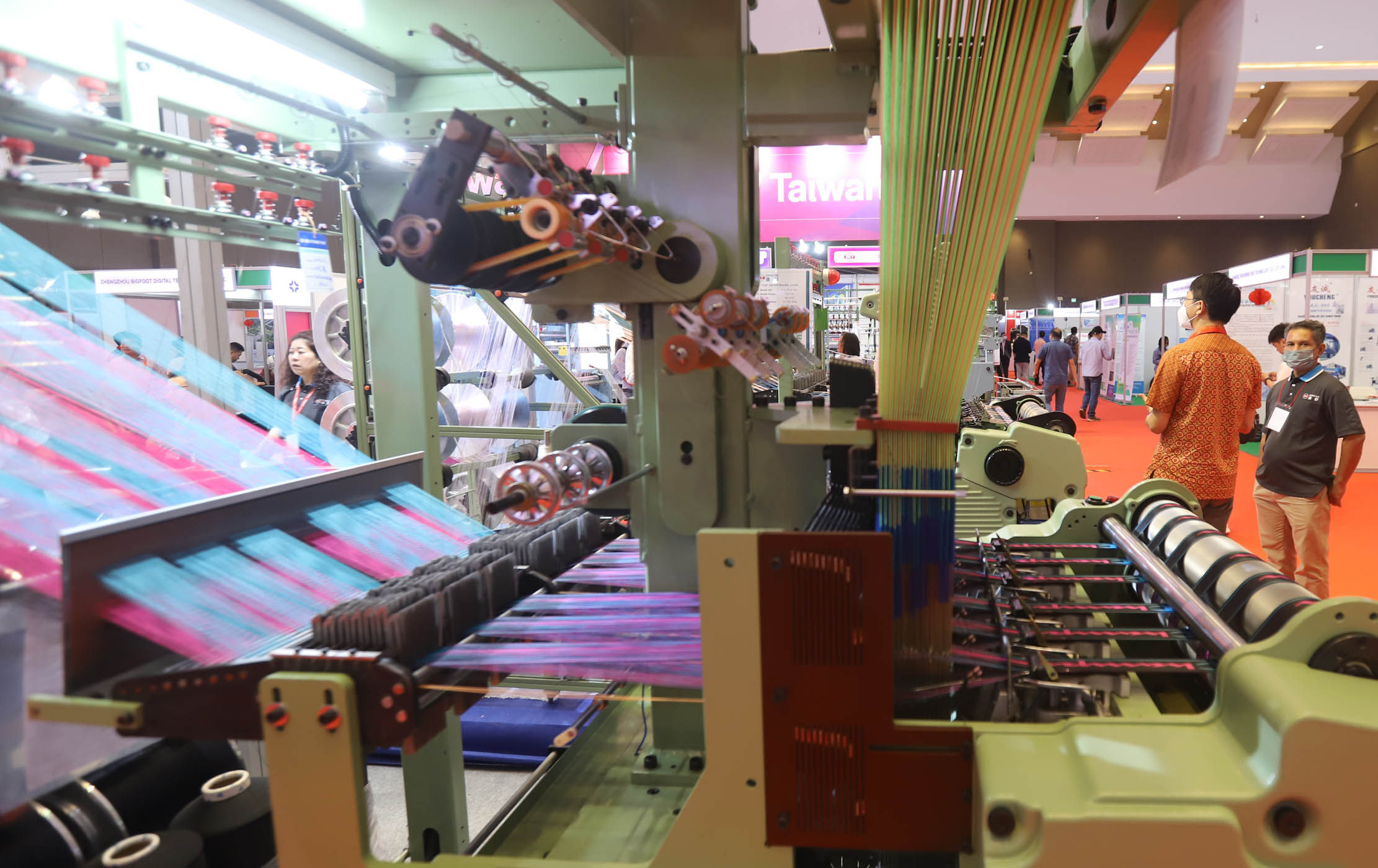 Pengunjung mengamati mesin produksi tekstil terkini pada pameran Indo Intertex-Inatex 2023 di Jakarta International Expo Kemayoran. Foto : Panji Asmoro/TrenAsia