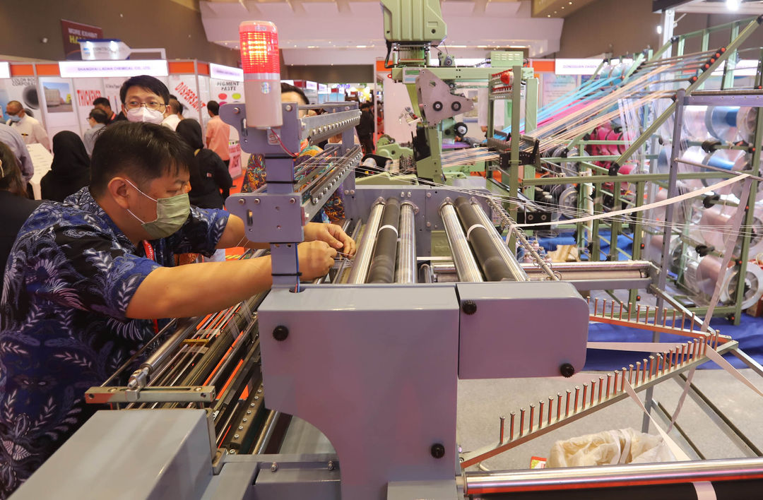 Pengunjung mengamati mesin produksi tekstil terkini pada pameran Indo Intertex-Inatex 2023 di Jakarta International Expo Kemayoran. Foto : Panji Asmoro/TrenAsia