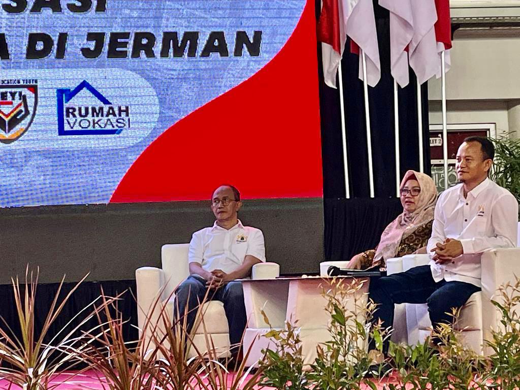 Ketua Umum Kadin Jatim Adik Dwi Putranto (kiri) saat hadir dalam sosialisasi program vokasi Kadin di Gresik, Sabtu (1/4/2023).