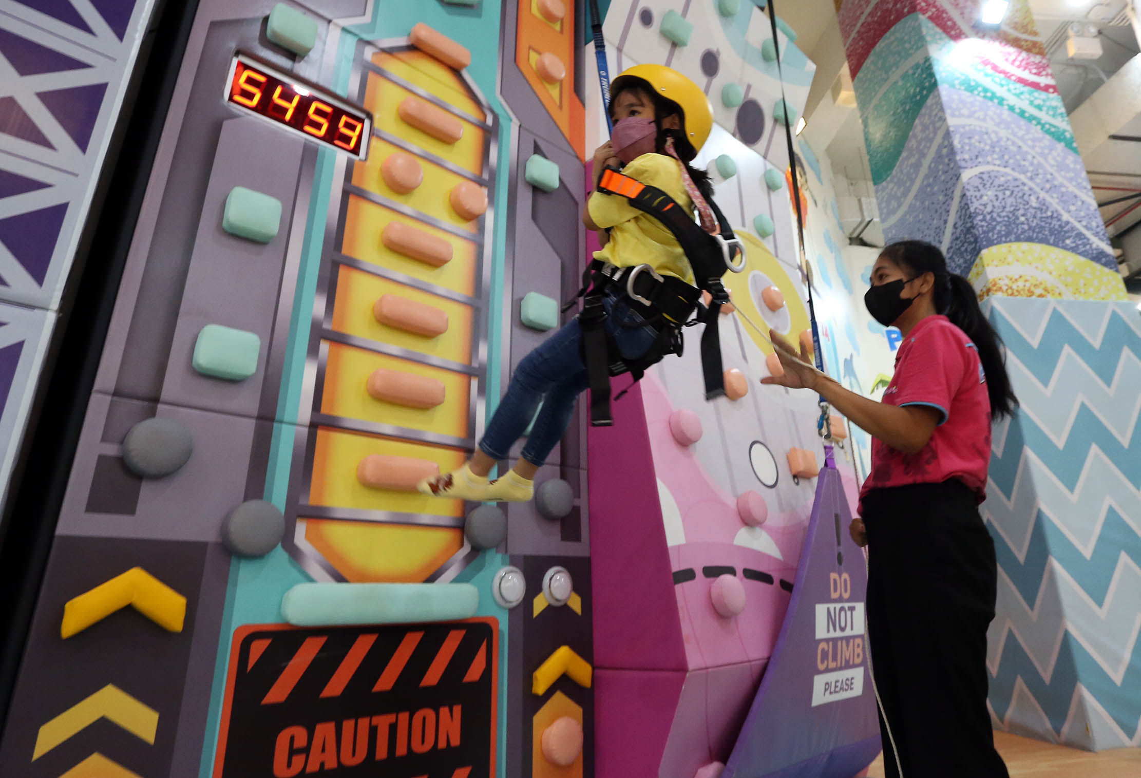 Nampak sejumlah anak-anak tengah bermain di arena Playtopia di Lippo Mall Puri, Jakarta Barat. Wahana permainan menjadi alternatif seru pilihan saat liburan hari raya, Minggu 2 April 2023. Foto : Panji Asmoro/TrenAsia