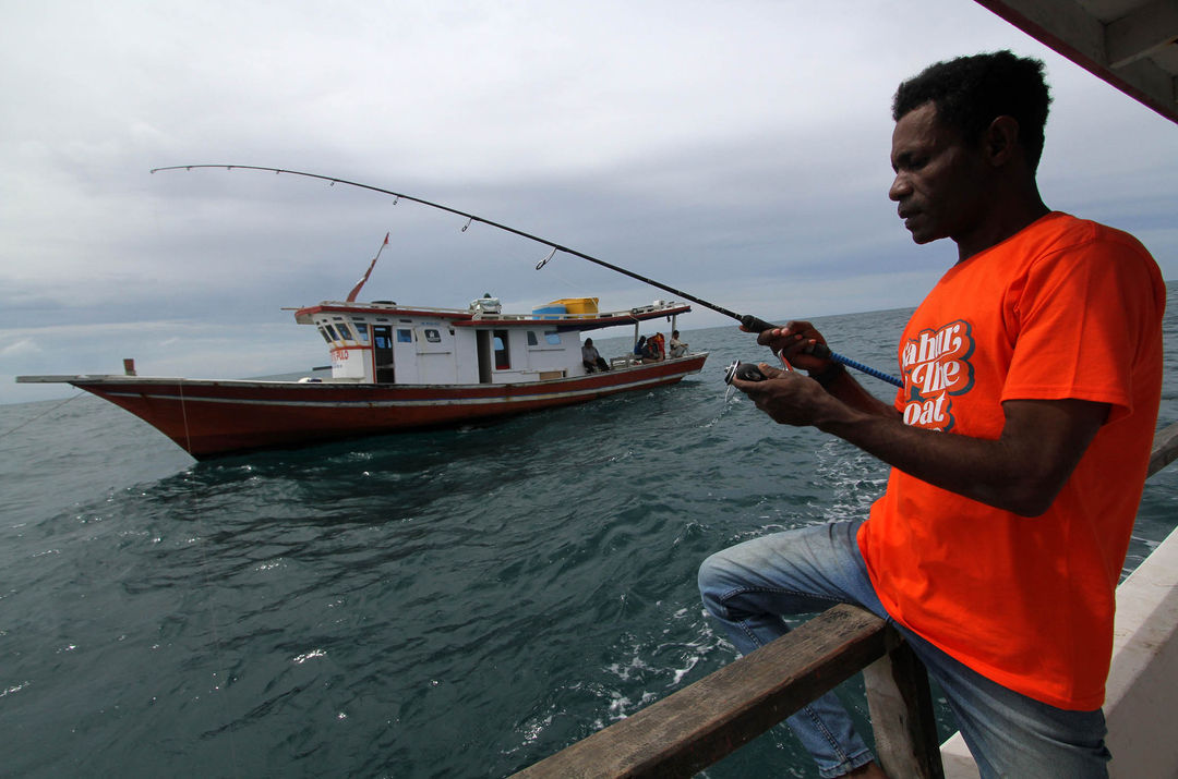 Potret nelayan Pulau Panjang Banten saat tengah melaut, Sabtu 1 April 2023. Foto: Panji Asmoro/TrenAsia