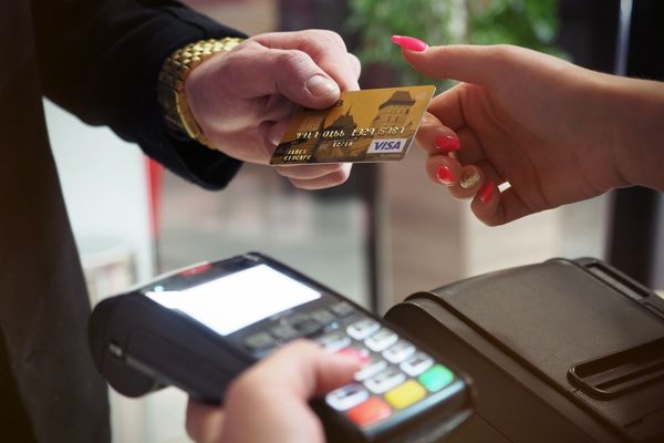 lustrasi customer pelanggan belanja bisnis kartu debit kartu kredit kasir