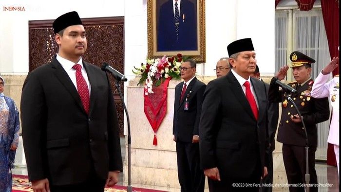 Dito Ariotedjo (kiri) dilantik sebagai Menteri Pemuda dan Olahraga di Istana Negara, Jakarta, Senin 3 April 2023.