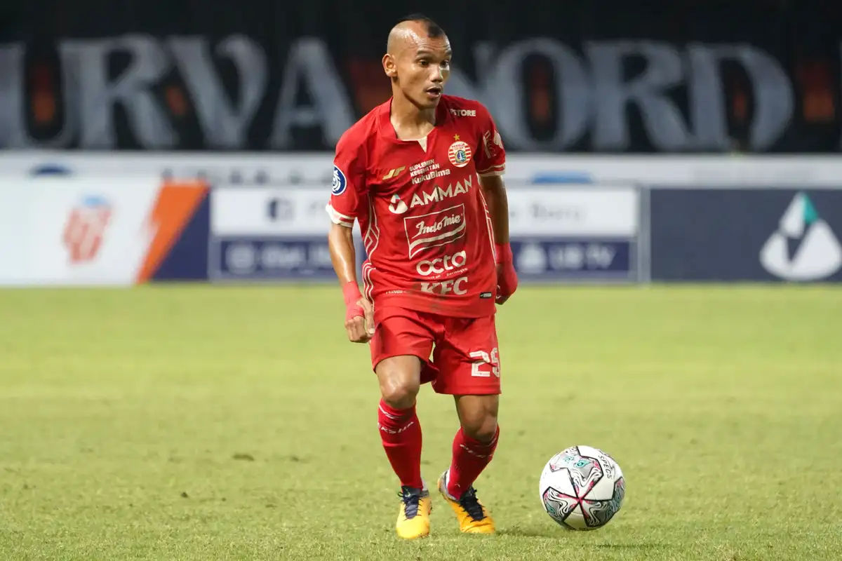 Ricko Simanjuntak tak bisa membela Persija Jakarta lawan Persebaya Rabu di Gresik.