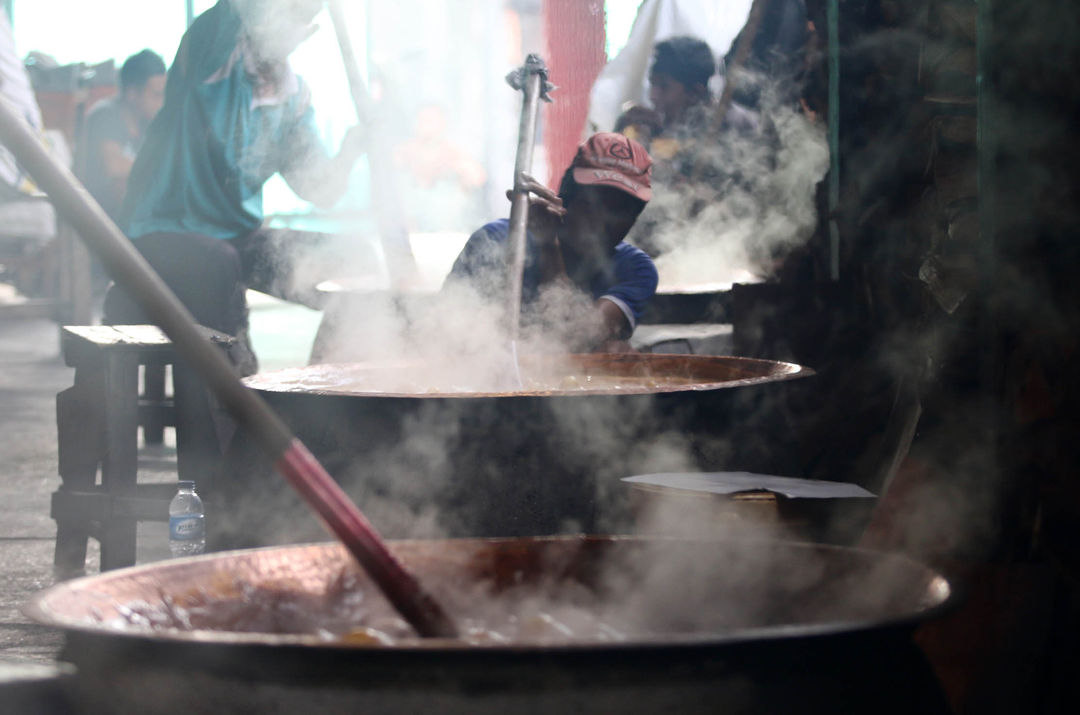 Nampak aktifitas para pembuat dodol betawi di kawasan Pejaten Jakarta Selatan. Jelang hari raya seperti ini mereka biasanya kebanjiran pesanan.Senin 4 April 2023.  Foto : Panji Asmoro/TrenAsia