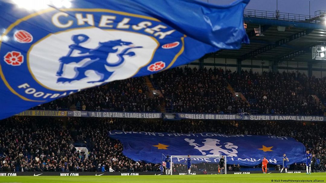 Bendera Chelsea berkibar di Stamford Bridge.