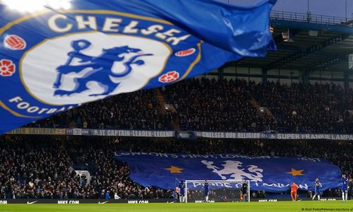 Bendera Chelsea berkibar di Stamford Bridge.