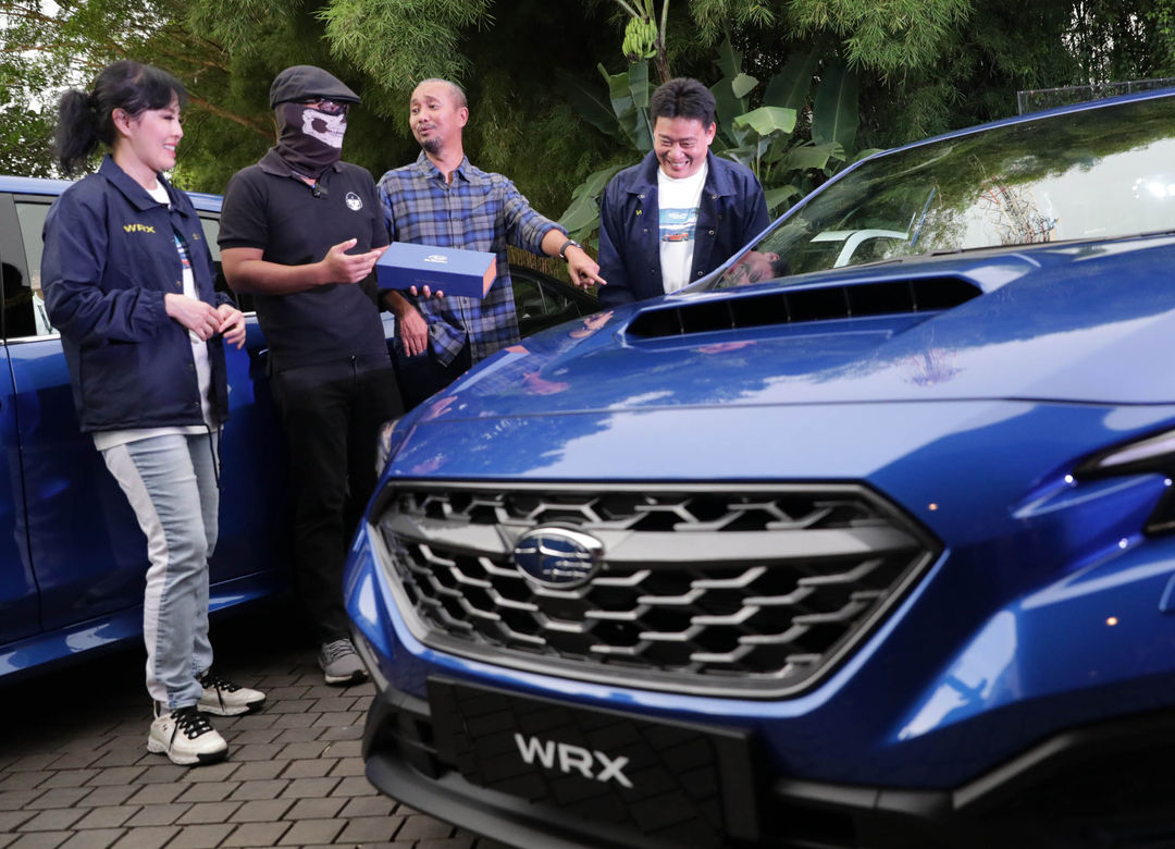 President Director Subaru Indonesia, Paula Dewiyanti (kiri) bersama Chief Operating Officer Subaru Indonesia, Arie Christopher (kanan) berbincang dengan pemilik kendaraan Subaru WRX saat acara Subaru WRX First Handover, di Jakarta. Foto : Panji Asmoro/TrenAsia