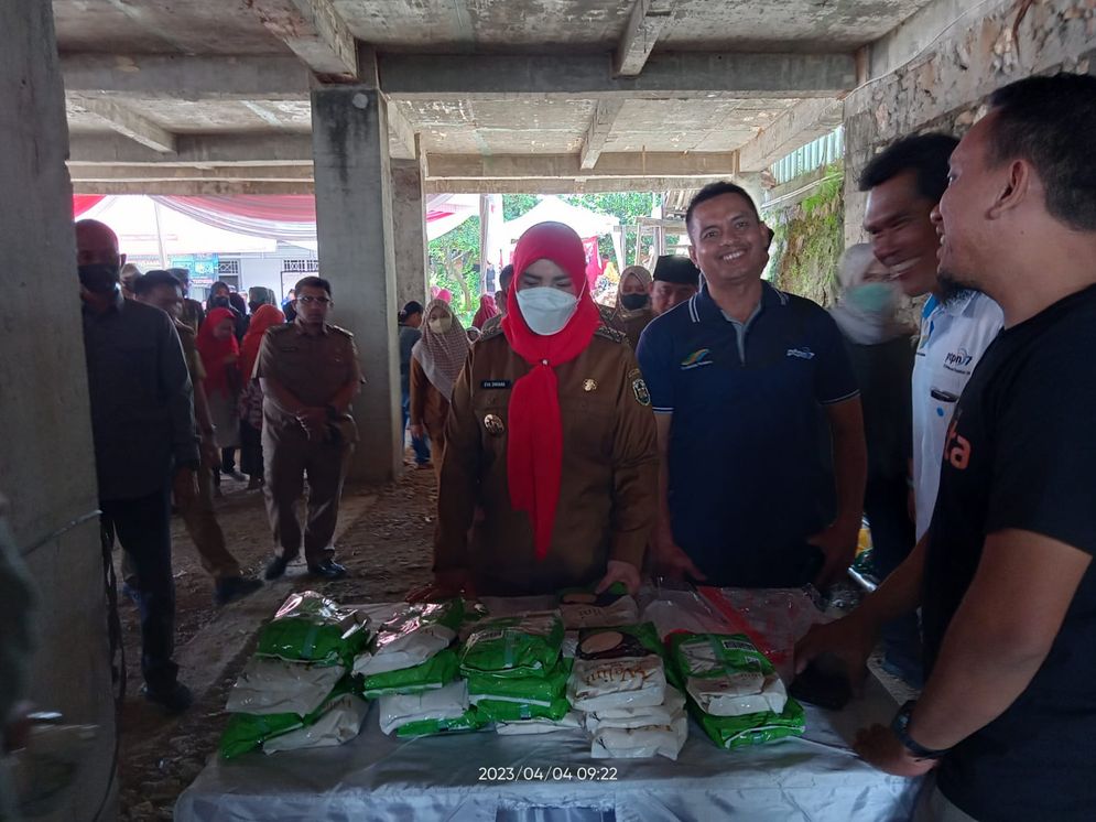 Walikota Eva Dwiana saat mengecek ketersediaan stok gula produksi PTPN VII untuk pasar murah Ramadan.