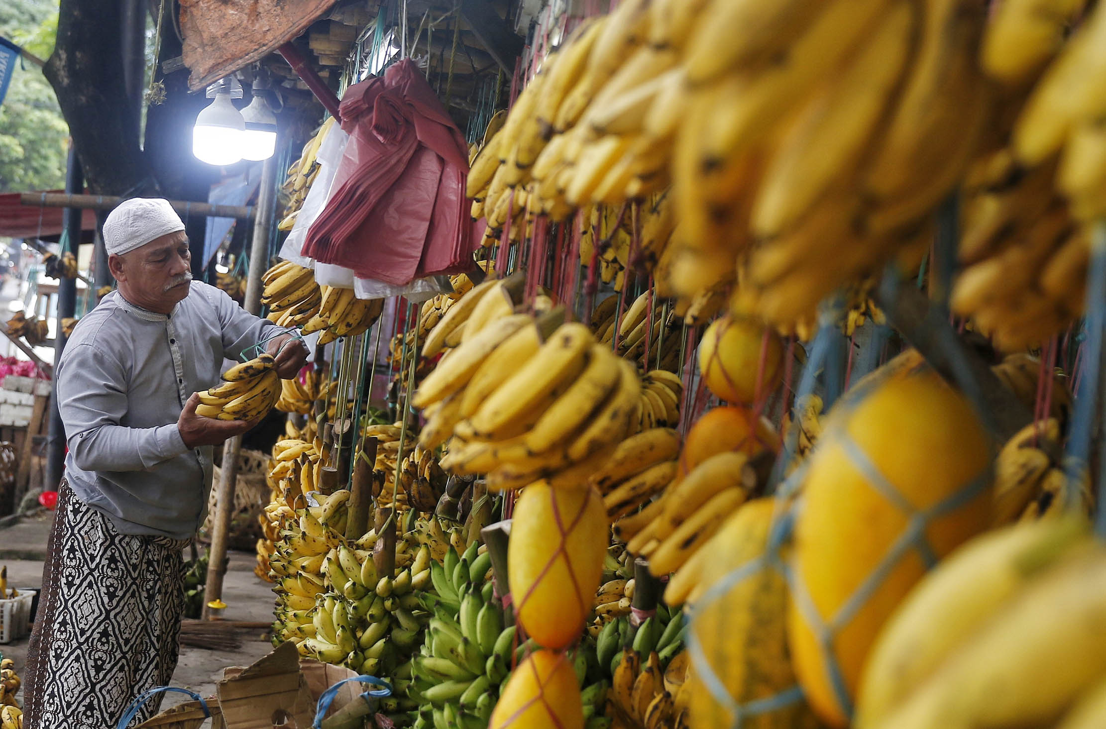 Nampak penjualan buah pisang di pasar Lembang Ciledug. Bulan Ramadhan 1444 H, permintaan pisang sebagai salah satu bahan pembuatan hidangan berbuka puasa tersebut meningkat hingga 30 persen daripada hari biasanya. Selasa 4 April 2023. Foto : Panji Asmoro/TrenAsia