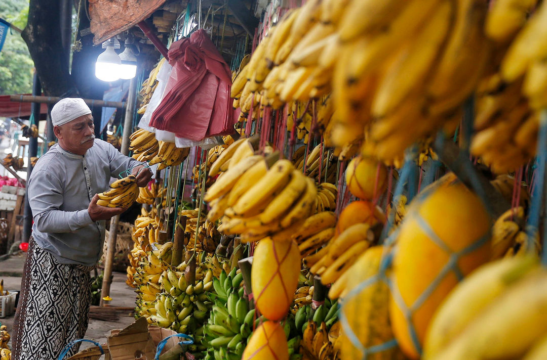 Nampak penjualan buah pisang di pasar Lembang Ciledug. Bulan Ramadhan 1444 H, permintaan pisang sebagai salah satu bahan pembuatan hidangan berbuka puasa tersebut meningkat hingga 30 persen daripada hari biasanya. Selasa 4 April 2023. Foto : Panji Asmoro/TrenAsia