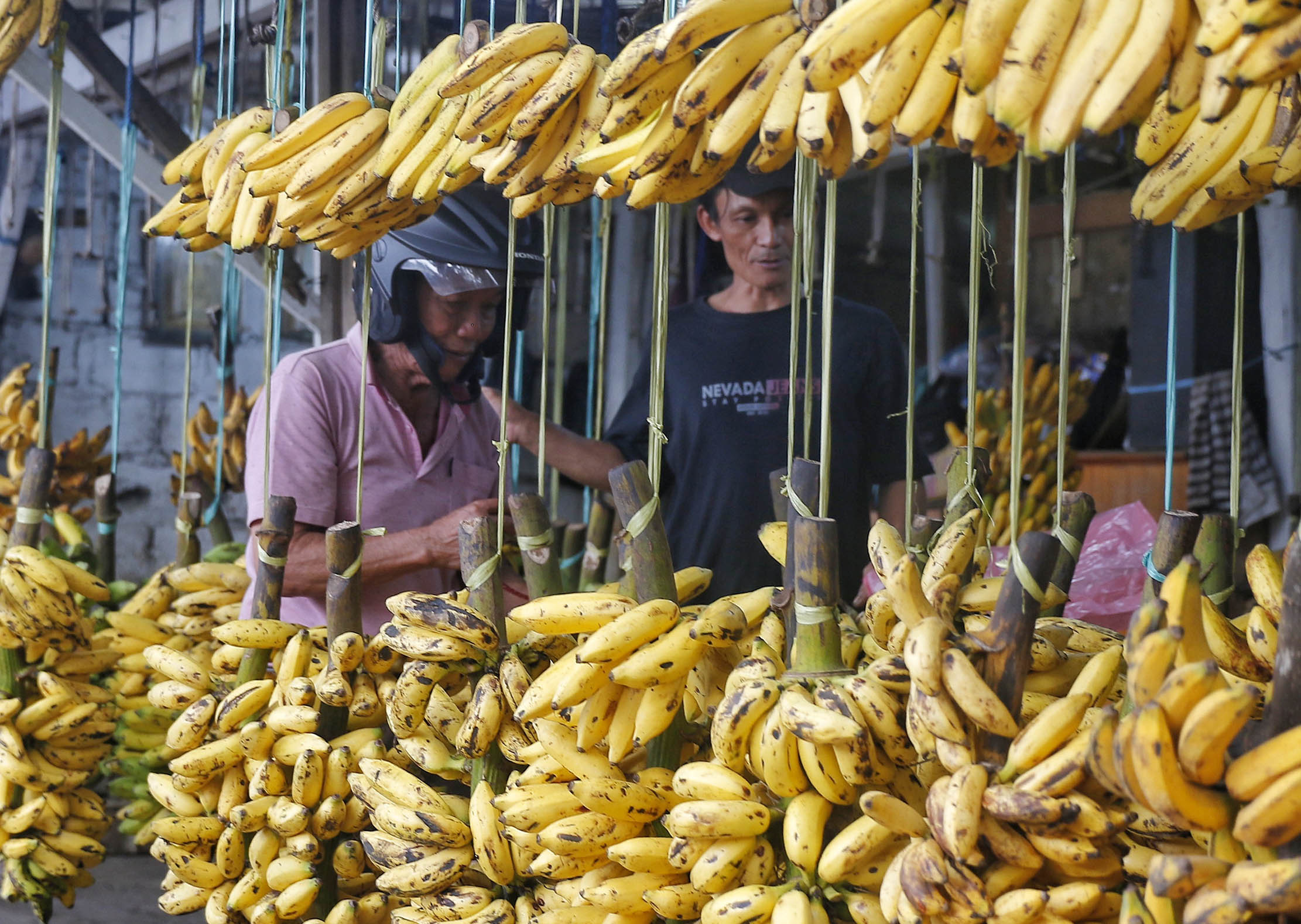 Nampak penjualan buah pisang di pasar Lembang Ciledug. Bulan Ramadhan 1444 H, permintaan pisang sebagai salah satu bahan pembuatan hidangan berbuka puasa tersebut meningkat hingga 30 persen daripada hari biasanya. Selasa 4 April 2023. Foto : Panji Asmoro/TrenAsia