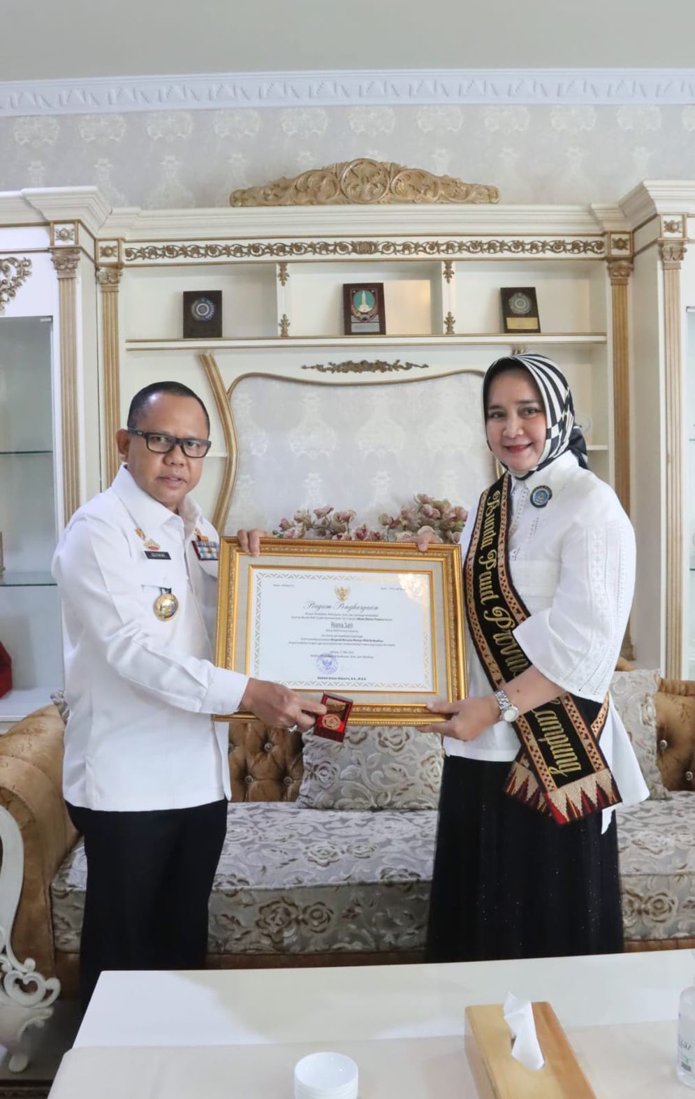 Bunda PAUD Provinsi Lampung Riana Sari Arinal menerima penghargaan Wiyata Dharma Pratama (Apresiasi Bunda PAUD Nasional Tingkat Provinsi) 