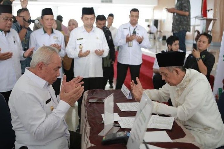 Gubernur Isran Noor menyerahkan zakat di gerai zakat Baznas. Program Kaltim Berzakat 2023 resmi dimulai. 