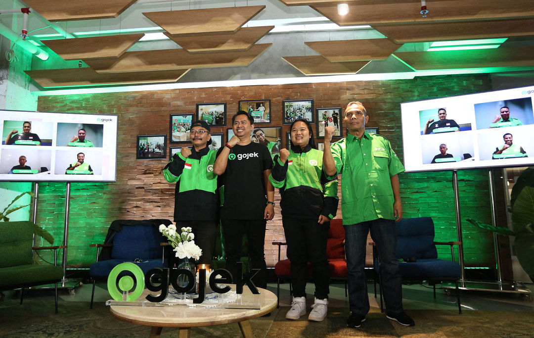 Head of Region and External Affairs Gojek Gede Manggala berbincang bersama perwakilan mitra driver Gojek Jabodetabek dalam acara Diskusi Media mengenai Tujuh Tahun Program Gojek Swadaya, di Kantor Pusat Gojek, Jakarta. Program Gojek Swadaya merupakan program eksklusif untuk meringankan beban operasional mitra driver dan keluarganya.Rabu 5 April 2023. Foto : Panji Asmoro/TrenAsia