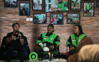 Head of Region and External Affairs Gojek Gede Manggala berbincang bersama perwakilan mitra driver Gojek Jabodetabek dalam acara Diskusi Media mengenai Tujuh Tahun Program Gojek Swadaya, di Kantor Pusat Gojek, Jakarta. Program Gojek Swadaya merupakan program eksklusif untuk meringankan beban operasional mitra driver dan keluarganya.Rabu 5 April 2023. Foto : Panji Asmoro/TrenAsia