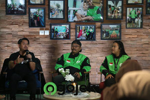 Head of Region and External Affairs Gojek Gede Manggala berbincang bersama perwakilan mitra driver Gojek Jabodetabek dalam acara Diskusi Media mengenai Tujuh Tahun Program Gojek Swadaya, di Kantor Pusat Gojek, Jakarta. Program Gojek Swadaya merupakan program eksklusif untuk meringankan beban operasional mitra driver dan keluarganya.Rabu 5 April 2023. Foto : Panji Asmoro/TrenAsia