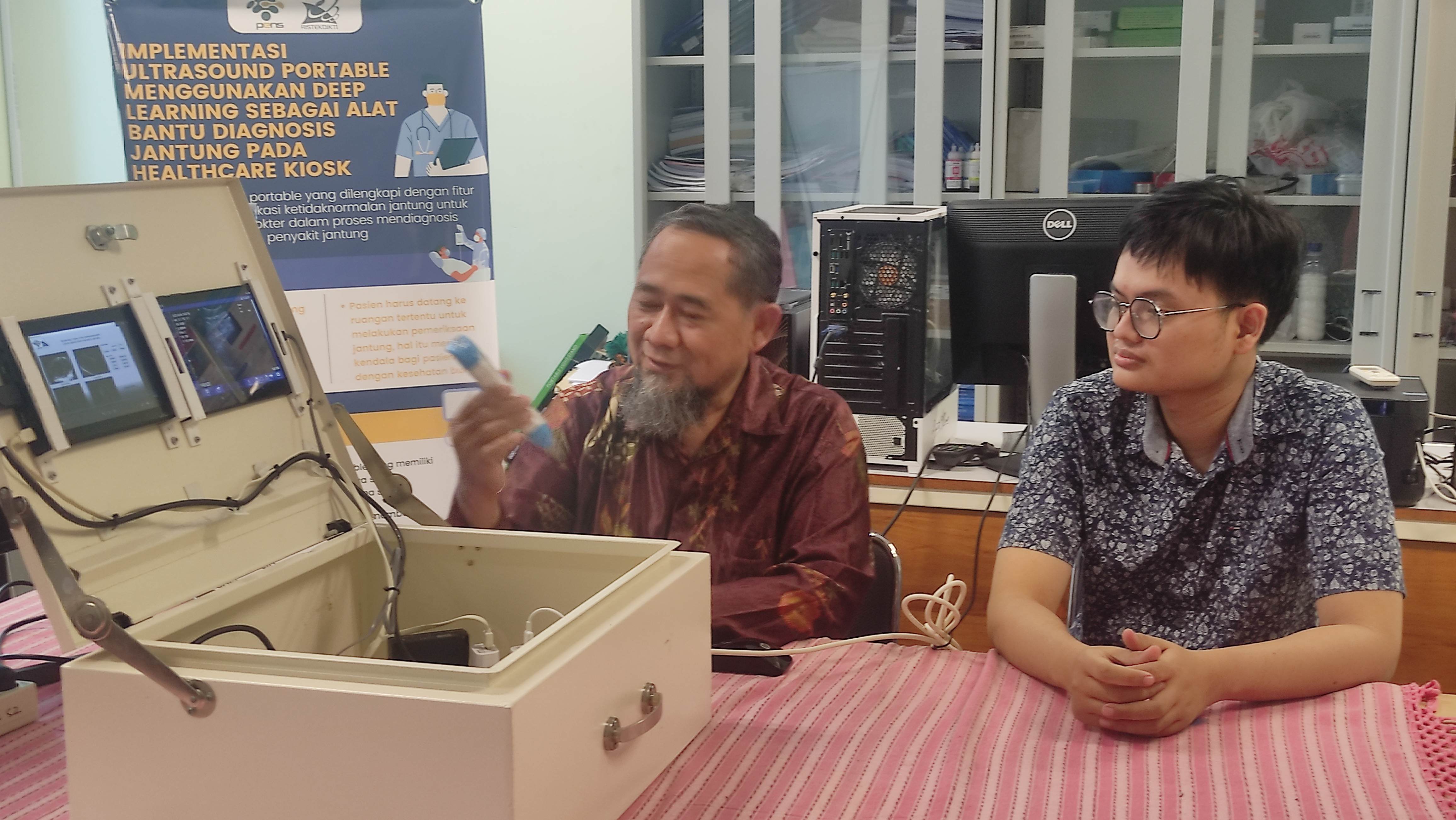 Ketua tim peneliti Riyanto Sigit (kiri) memperlihatkan cara kerja portable ultrasound.