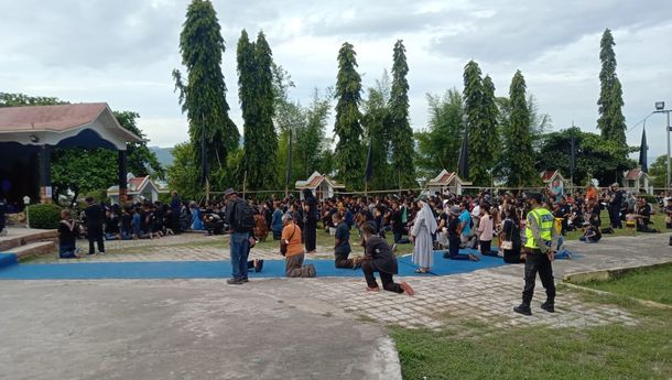 Ribuan Peziarah Mengikuti Ibadat Jalan Salib di Taman Doa Pieta, Larantuka