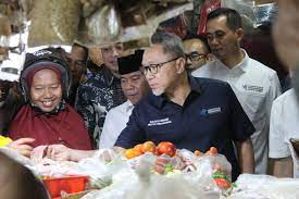 Menteri Perdagangan Zulkifli Hasan saat di Pasar Wonokromo Surabaya
