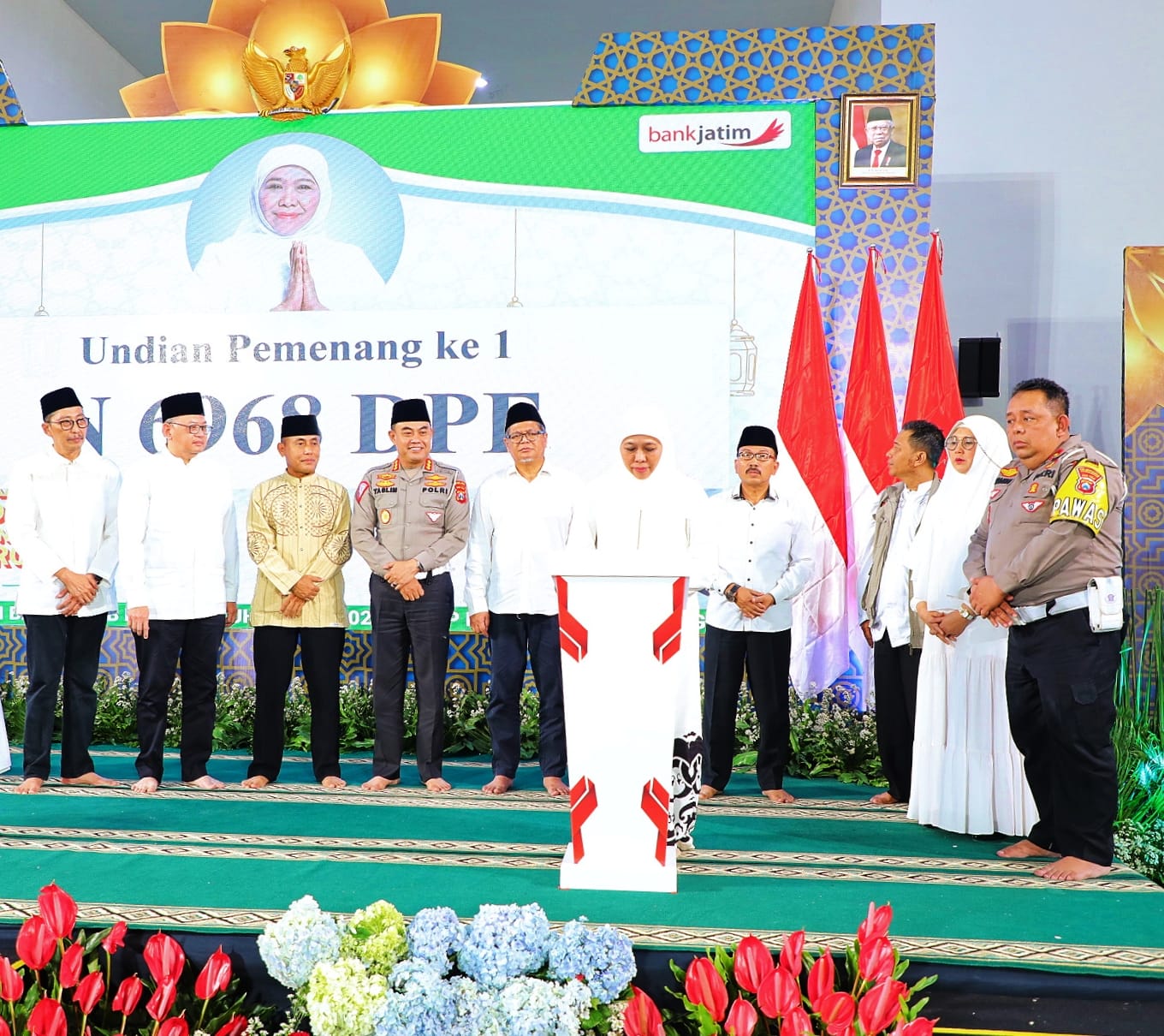 Gubernur Jatim Khofifah Indar Parawansa saat menyerahkan pemenang undian umroh tahap 1