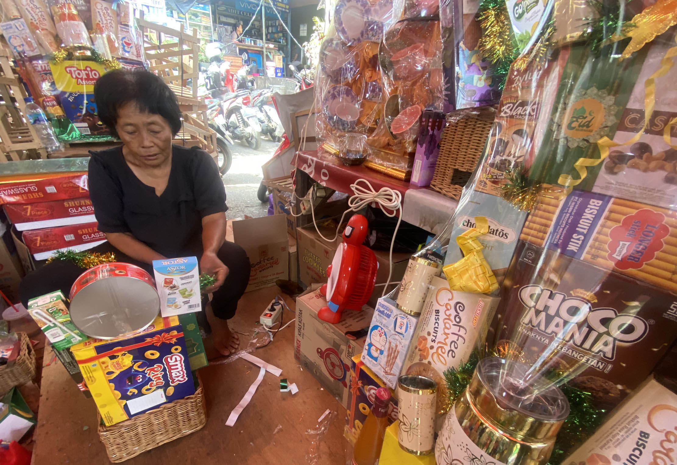 Aktifitas penjualan parcel di kawasan Cikini Jakarta Pusat. Tahun ini rata-rata penjual mengeluhkan turunnya tingkat pemesanan dari pelanggan, Minggu 9 April 2023. Foto : Panji Asmoro/TrenAsia