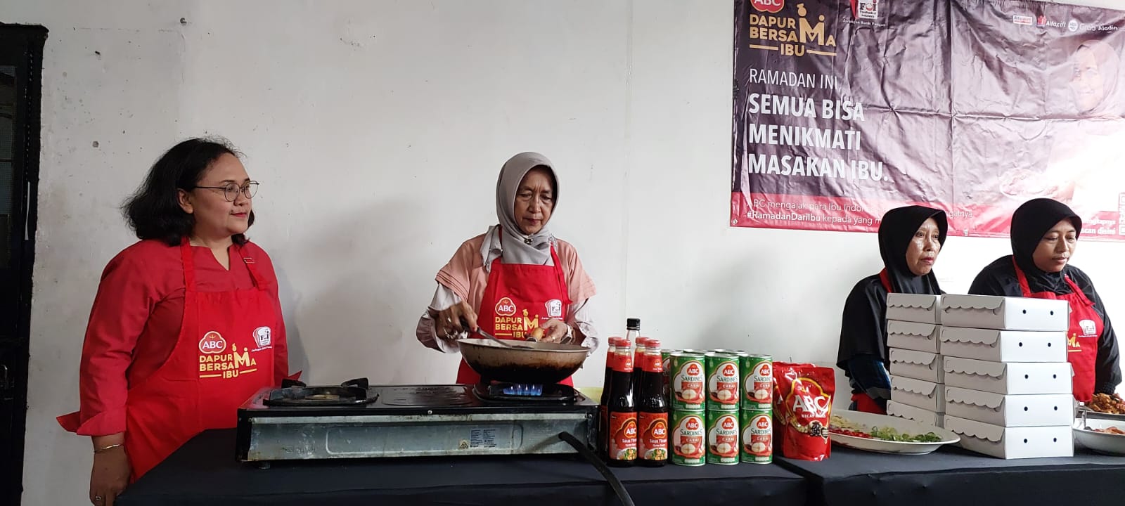 Salah satu dapur #ABCDapurBersamaIbu di kawasan Pakis, Kota Surabaya setiap hari diisi dengan aktivitas memasak.