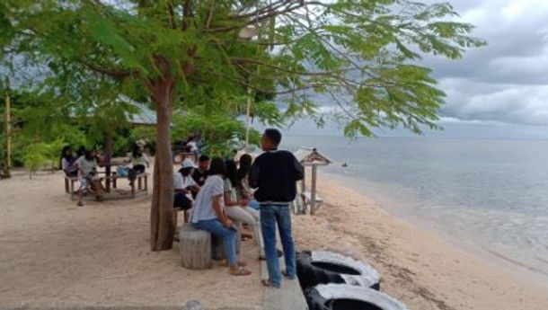 Pantai 'Kelapa Enam' Meting Doeng, Larantuka Ramai Dikunjugi Saat Liburan Paskah