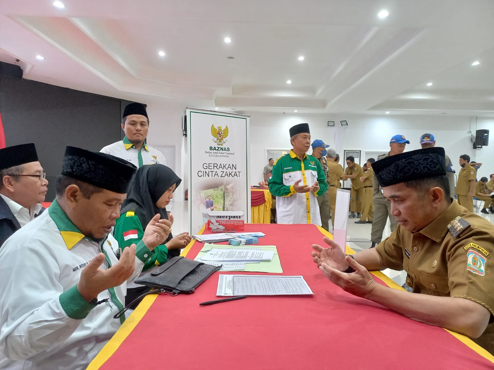 Wali Kota Balikpapan Rahmad Mas'ud membayar zakat di gerai Baznas.  