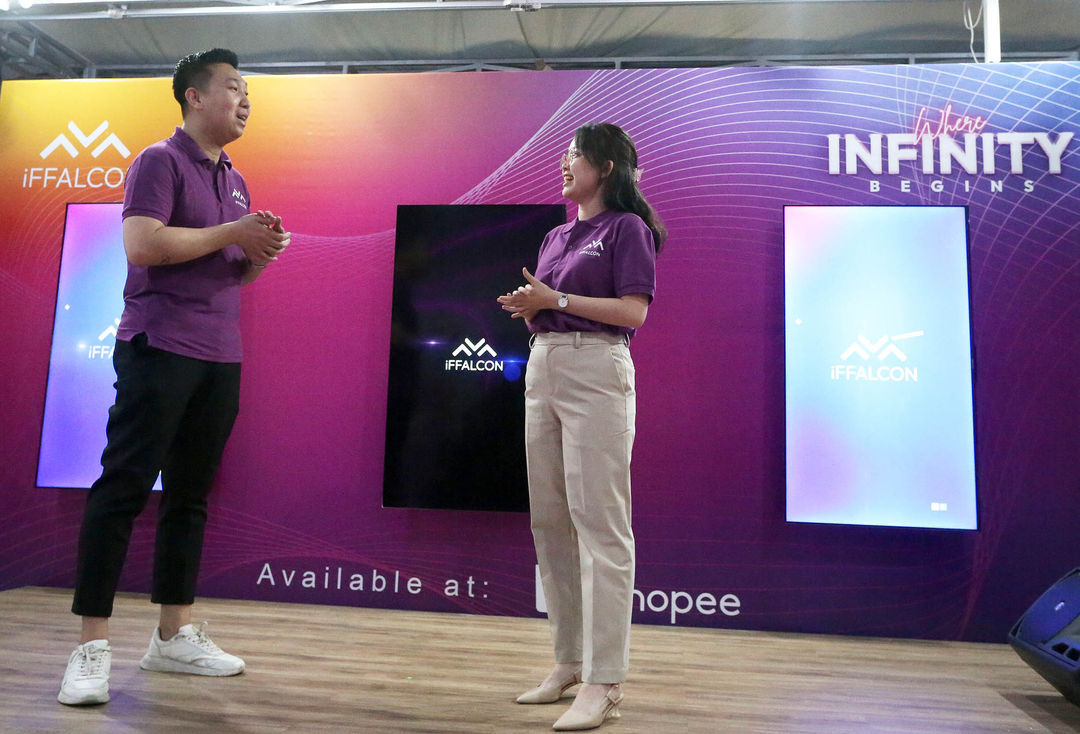 Marketing Representative iFFALCON  Kevien Willieady (kiri) bersama E-commerce Representative iFFALCON Vinna Florencia (kanan) saat seremoni Grand Launching Smart TV iFFALCON di Indonesia. iFFALCON sebuah produk smart TV yang dirancang menyasar generasi muda untuk menciptakan gaya hidup yang unik dan baru.Senin 10 April 2023. Foto : Panji Asmoro/TrenAsia