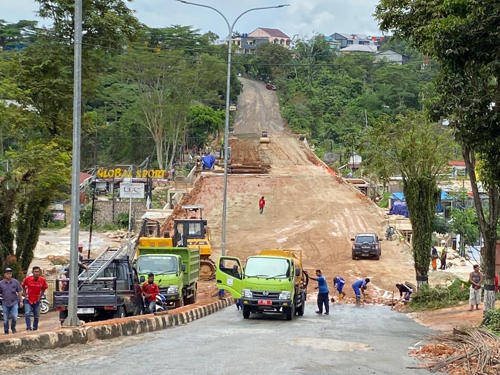 Banyak pertimbangan besar menjadi dasar tak dilakukannya pemutusan kontrak terhadap kontraktor pelaksana Proyek Normalisasi DAS Ampal. 