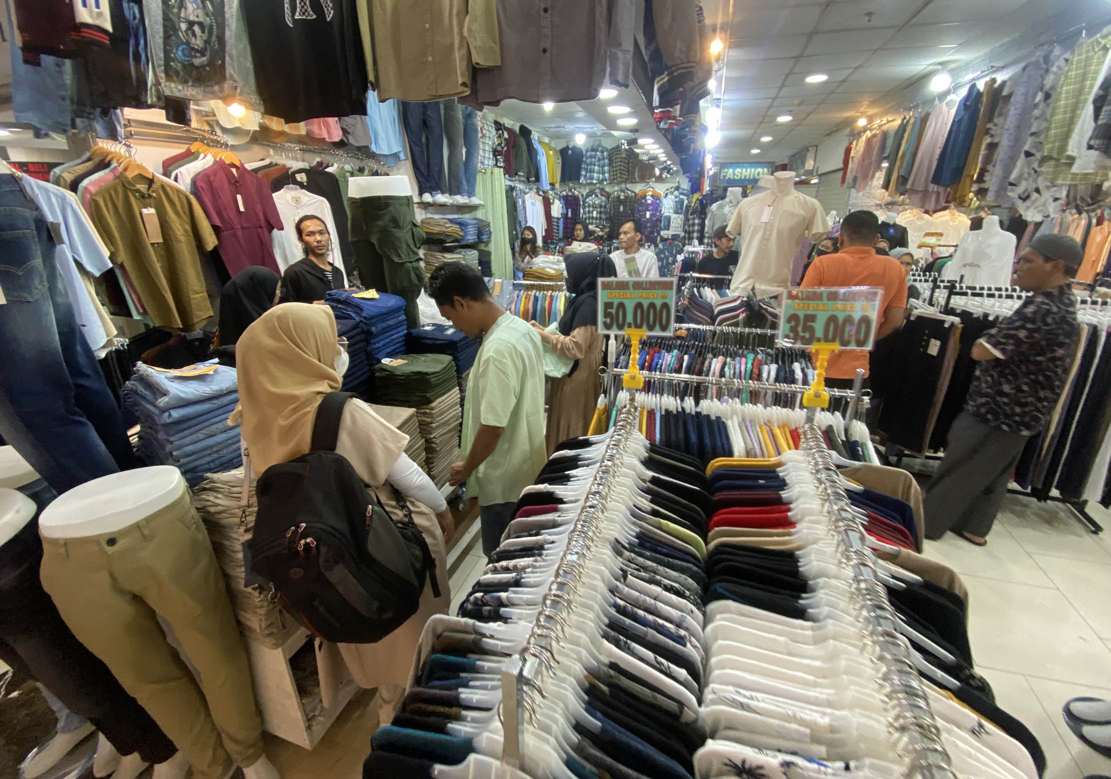 Jelang Hari Raya Idul Fitri nampak masyarakat mulai ramai memadati pusat perbelanjaan untuk berburu baju lebaran. Salah satunya di Blok M Square Jakarta Selatan. Senin 10 April 2023. Foto : Panji Asmoro/TrenAsia