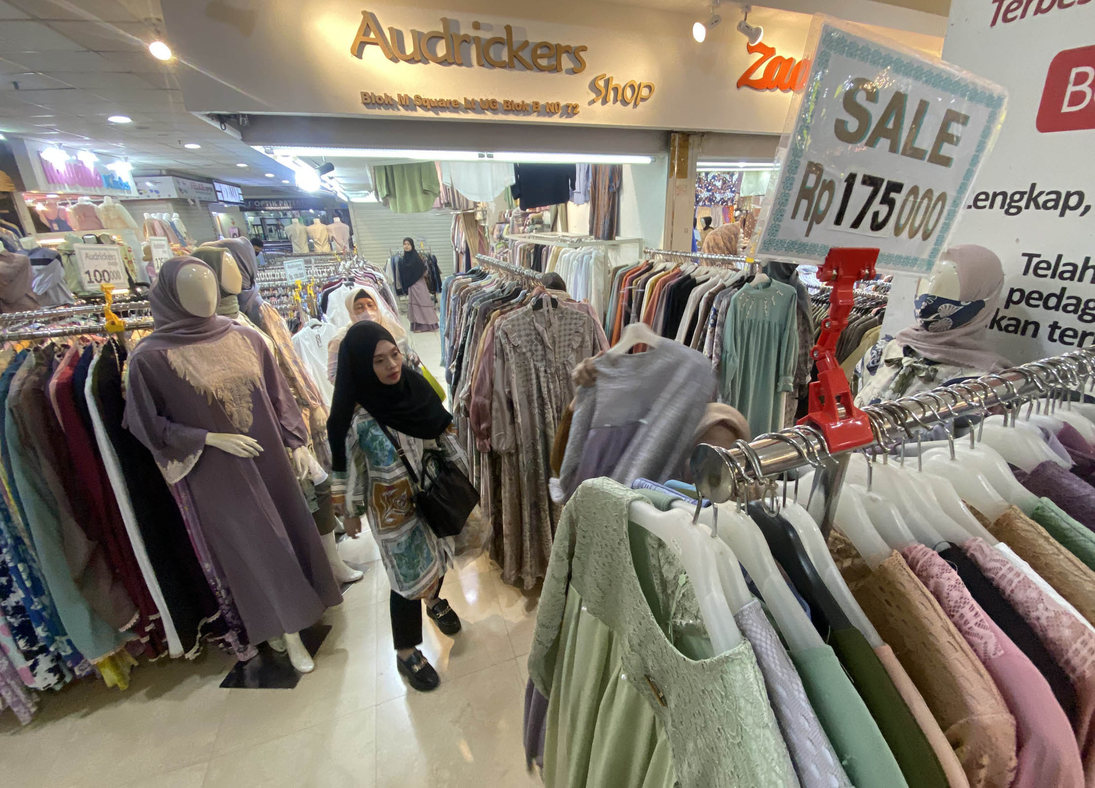 Jelang Hari Raya Idul Fitri nampak masyarakat mulai ramai memadati pusat perbelanjaan untuk berburu baju lebaran. Salah satunya di Blok M Square Jakarta Selatan. Senin 10 April 2023. Foto : Panji Asmoro/TrenAsia