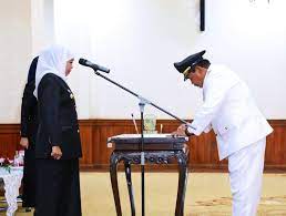 Gubernur Jatim Khofifah Indar Parawansa saat melantik Marhaen jadi Bupati Nganjuk