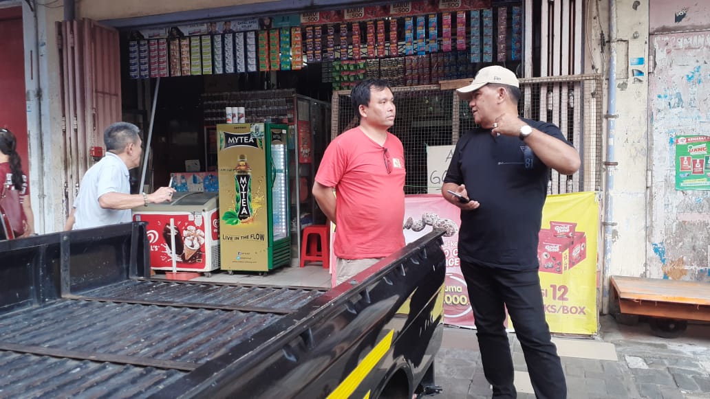 Anggota Komisi III DPRD Kota Manado Lucky Datau berdialog dengan pemilik toko, terkait parkiran di Jalan Sisingamangaraja , Calaca. (Foto:Mike)