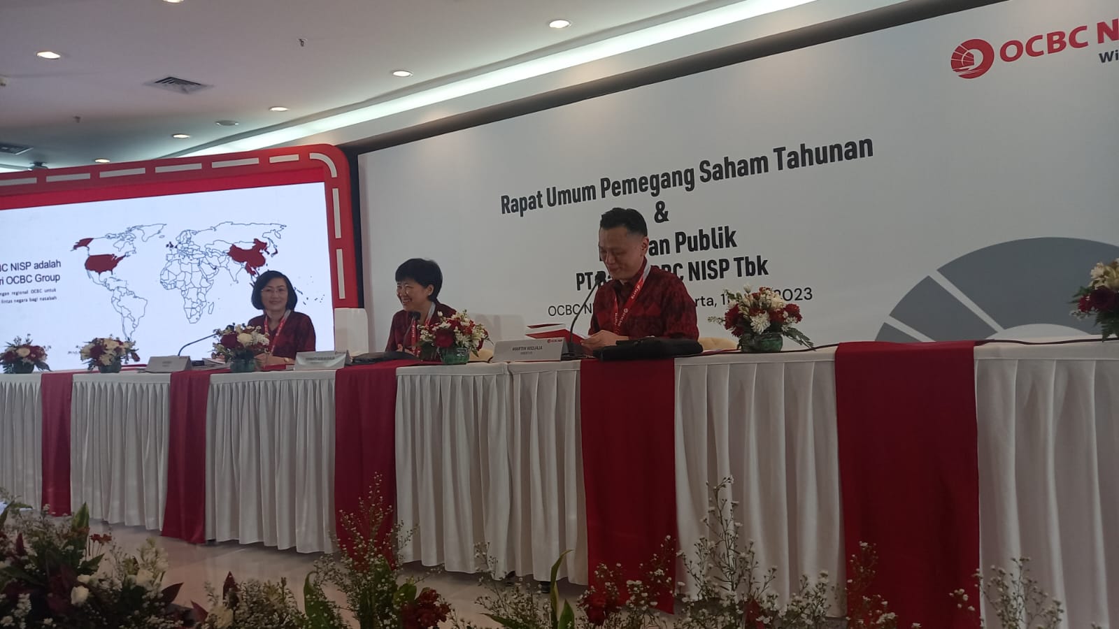 Jajaran direksi PT Bank OCBC NISP Tbk dalam paparan publik hasil RUPST 2022, Selasa, 11 April 2023. 