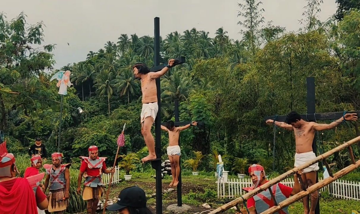 Napak Tilas Via Dolorosa jemaat kolom 15 GMIM Petra Sawangan. (Mike)