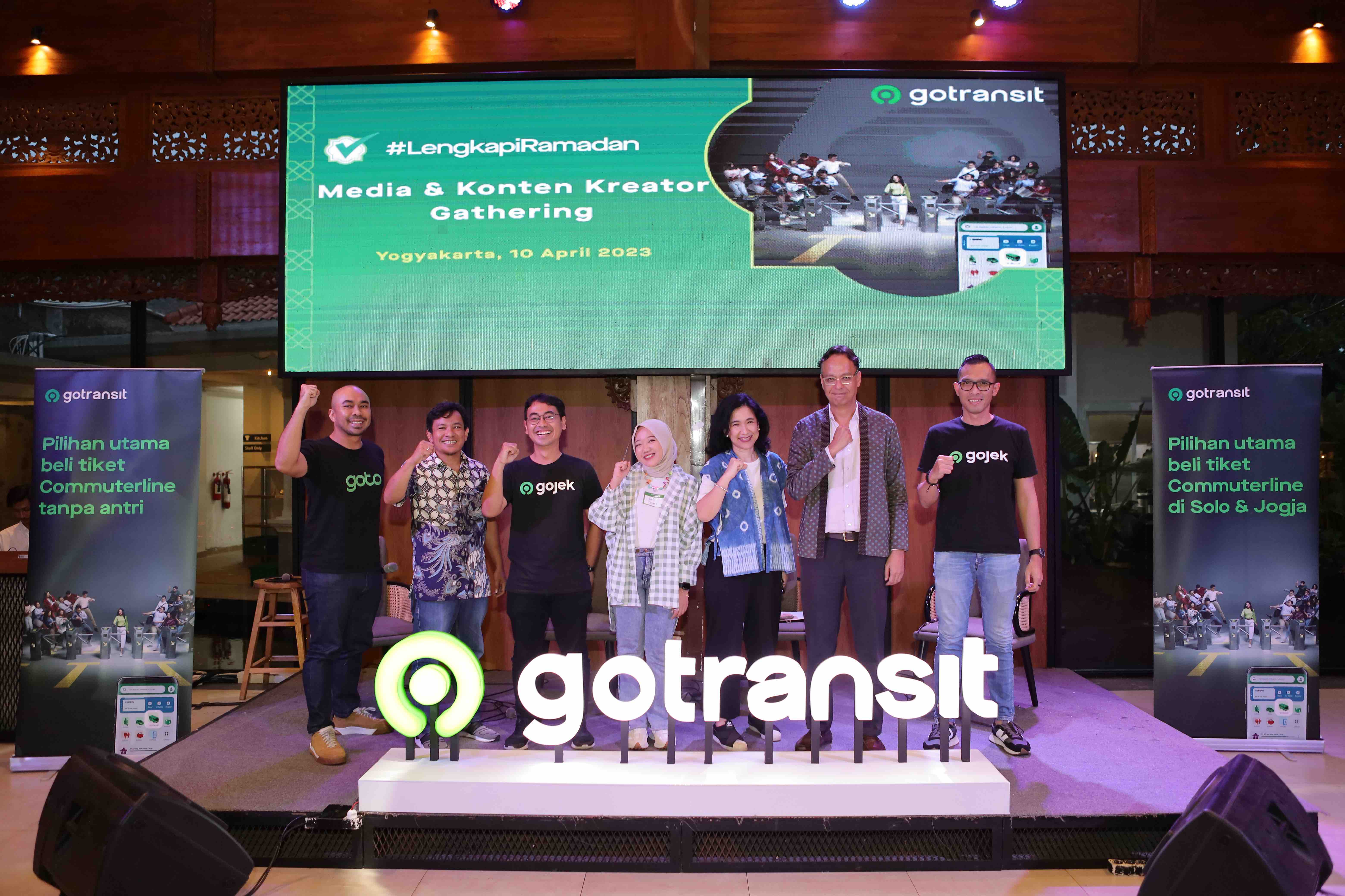 Sesi foto bersama usai diskusi Solusi GoTransit dari Gojek sebagai Alternatif Mobilitas Pariwisata Solo - Jogja Secara Mudah dan Nyaman di Yogyakarta (10/4).
