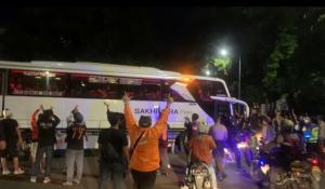 Jakmania saat mengawal bis pemain Persebaya diJakarta 