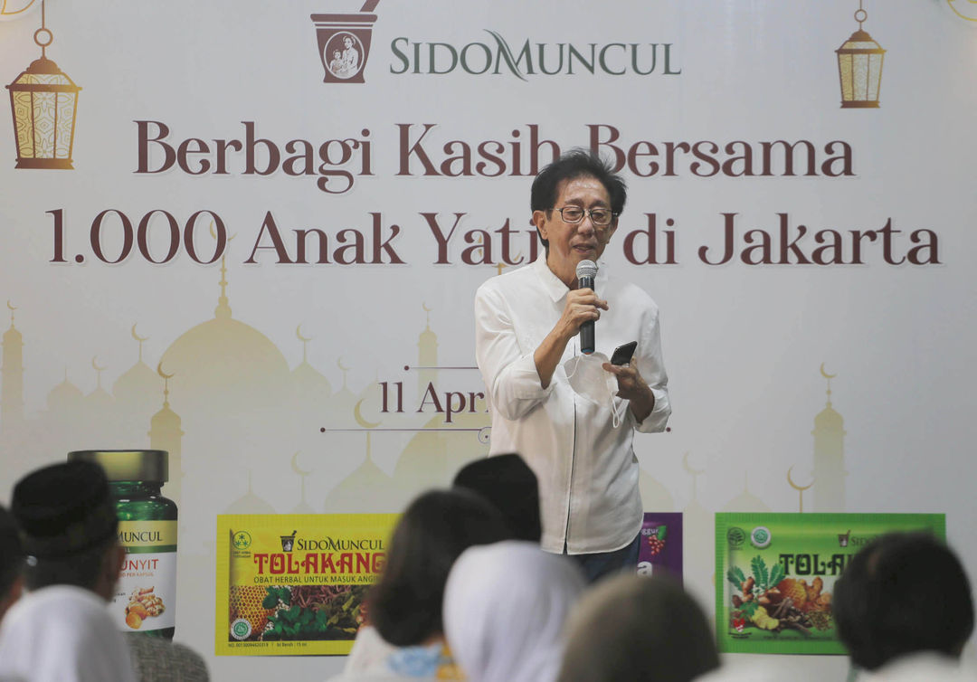 Direktur PT Industri Jamu dan Farmasi Sido Muncul Irwan Hidayat saat menyerahkan secara simbolis santuan untuk anak yatim dalam acara Berbagi Kasih Bersama 1000 anak yatim di Jakarta, Selasa 11 April 2023. Foto : Panji Asmoro/TrenAsia